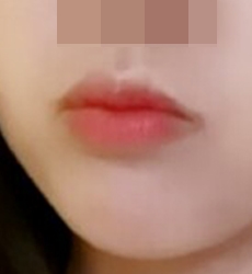 Làm khóe miệng xong thành cô nàng được chú ý lol