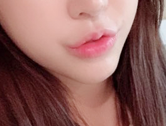 Cứ nhìn mãi vào môi của mình