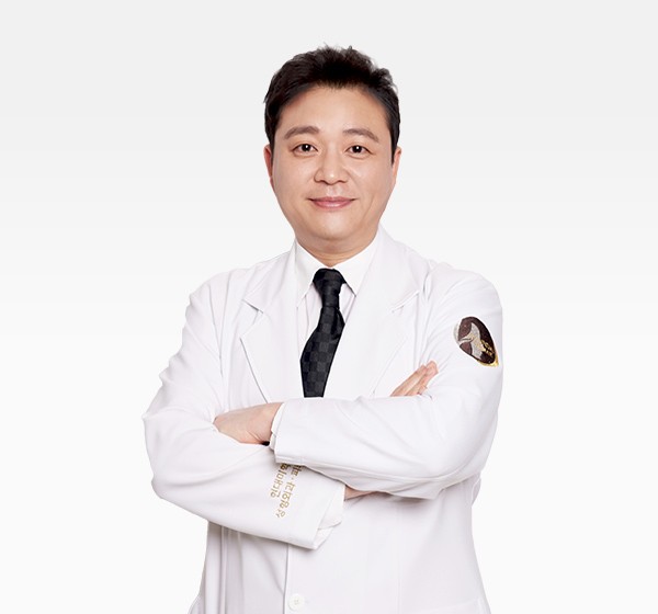 Viện trưởng đại diện Hwang Ho của Thẩm mỹ Hyundai