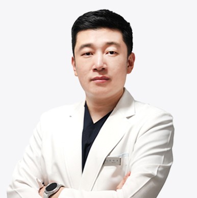 Viện trưởng Kang In-ho của Thẩm mỹ Hyundai