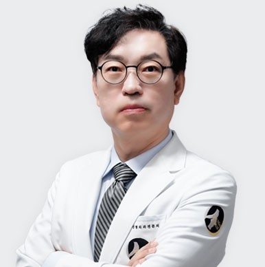 Viện trưởng Kim Dong-hwan của Thẩm mỹ Hyundai