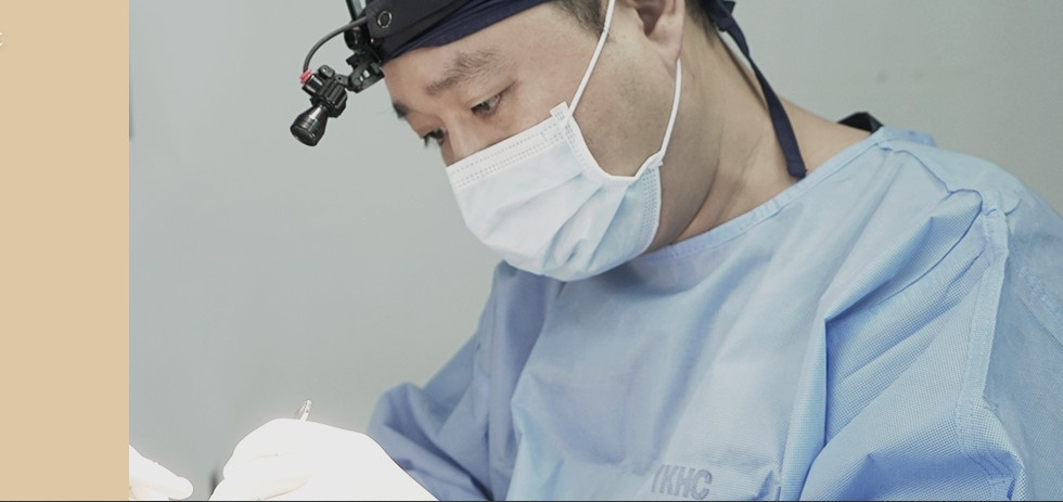 Hệ thống điều trị bởi đội ngũ y tế chuyên khoa theo từng lĩnh vực - bác sĩ chuyên khoa đang phẫu thuật